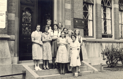 606548 Groepsportret met een aantal leerlingen (eindexamenkandidaten?) op de stoep van het Gemeentelijk Lyceum voor ...